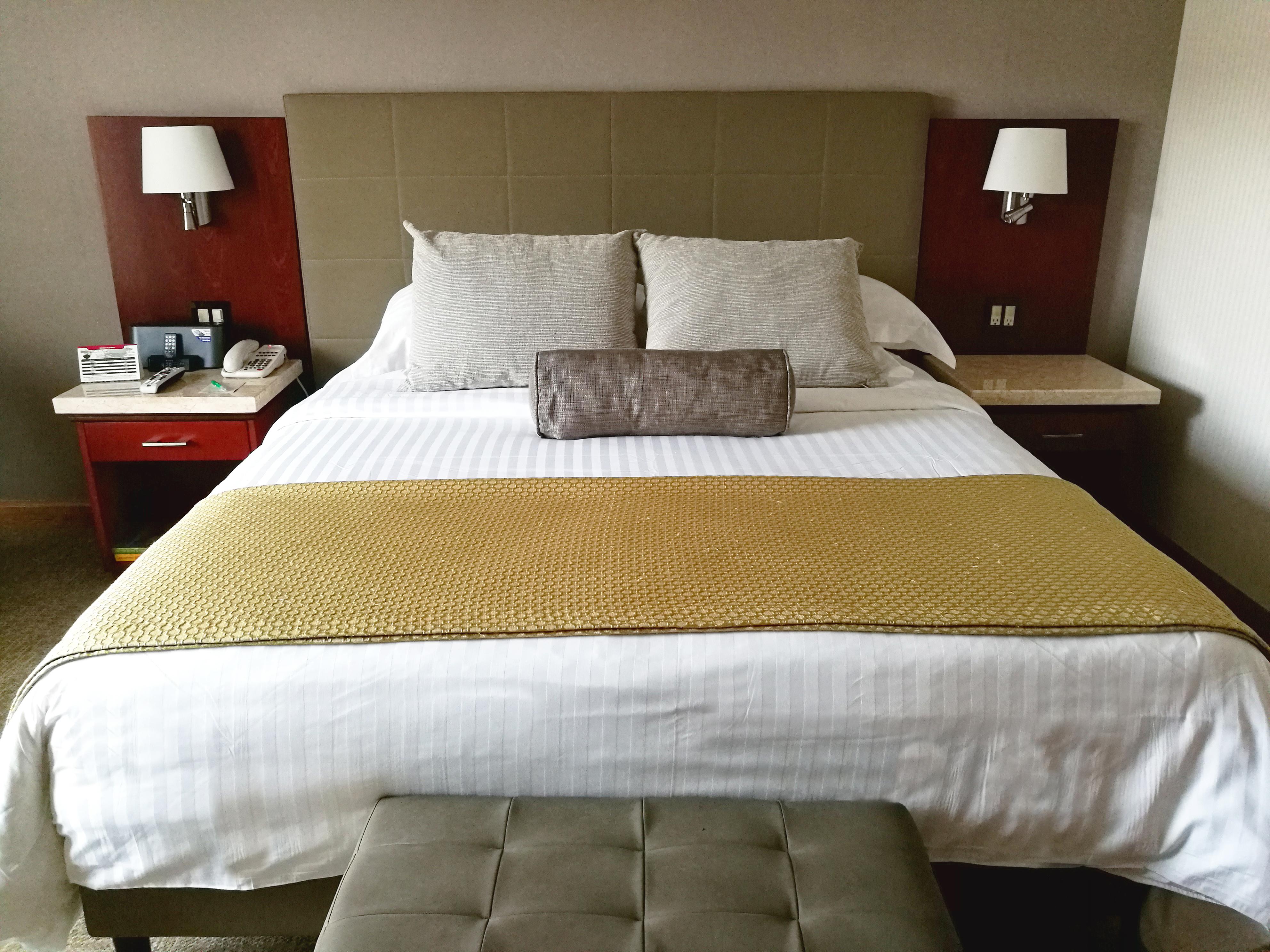 Bogota Plaza Hotel Екстер'єр фото A bed with a bed runner
