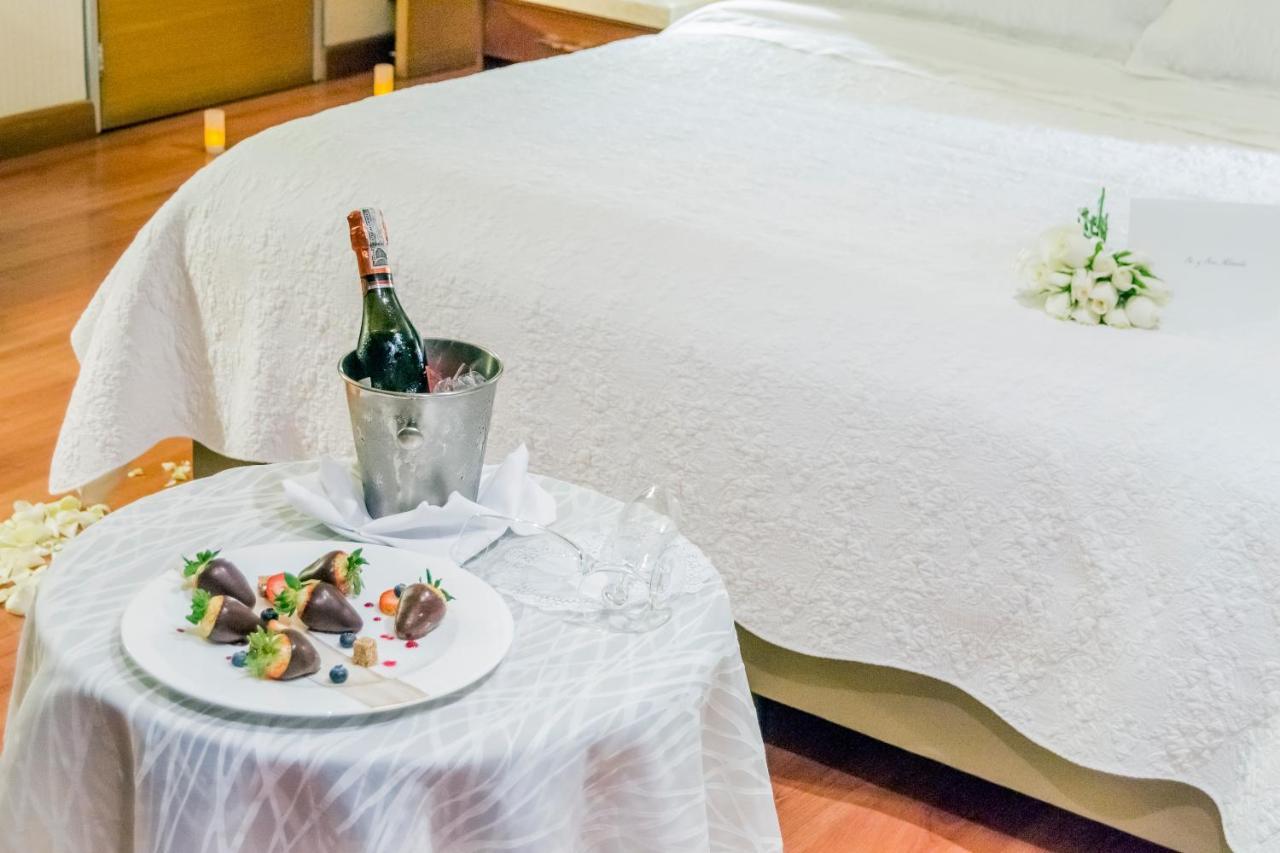 Bogota Plaza Hotel Екстер'єр фото A honeymoon suite